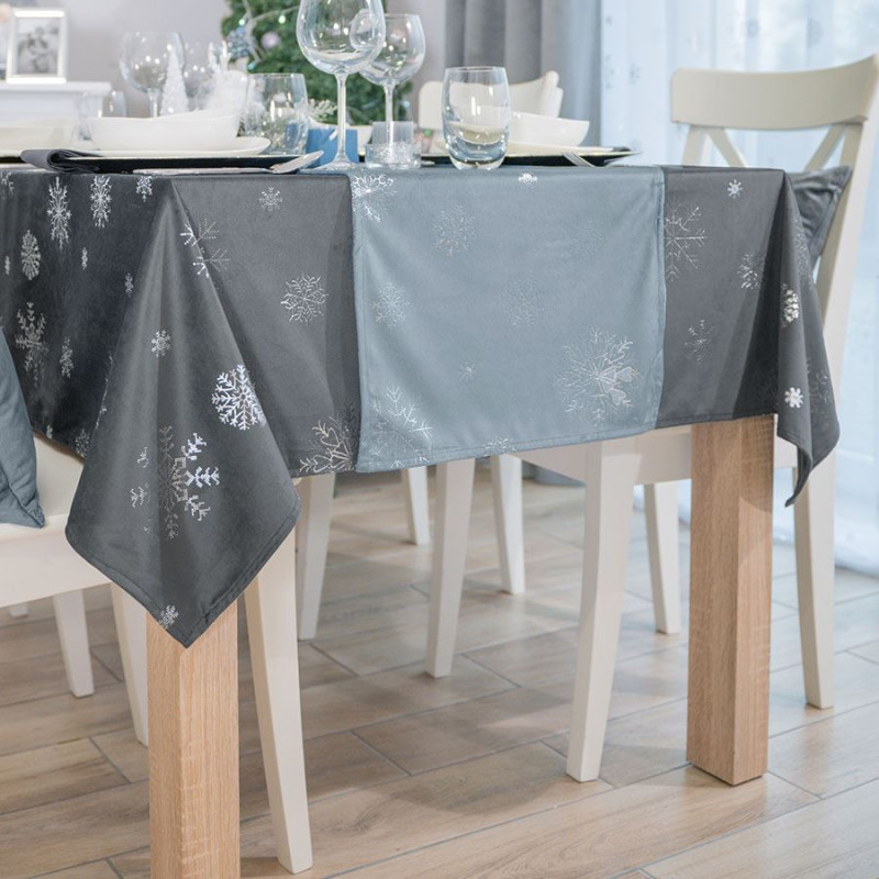 Śnieżki Bieżnik Wodoodporny Velvet 40x160 cm Jasny Niebieski z Srebrnym Zdobieniem EAN: 5907693220010