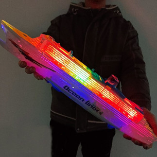 Statek pasażerski  wycieczkowy jeżdżący światła dźwięki