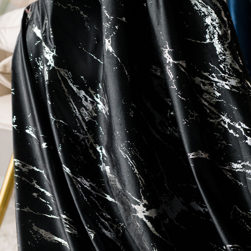 Marma tkanina dekoracyjna, wysokość 300cm, kolor 111 czarny ze srebrnym nadrukiem na velvi