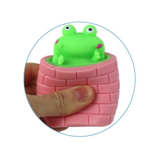 Zabawka antystresowa zielona żabka wyskakująca z beczki