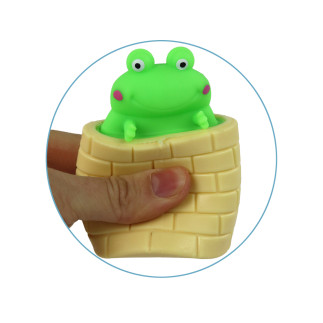 Zabawka antystresowa zielona żabka wyskakująca z beczki