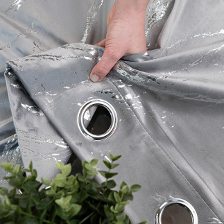 Marma zasłona gotowa na przelotkach, szerokość 140cm x wysokość 250cm, kolor 005 jasny szary ze srebrnym nadrukiem na velvi