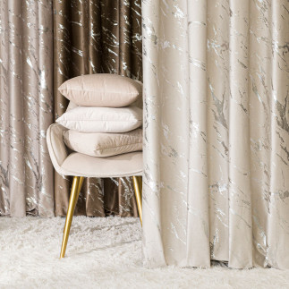 Marma zasłona gotowa na przelotkach, szerokość 140cm x wysokość 250cm, kolor 226 jasny kremowy ze srebrnym nadrukiem na velvi