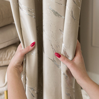 Marma zasłona gotowa na przelotkach, szerokość 140cm x wysokość 250cm, kolor 226 jasny kremowy ze srebrnym nadrukiem na velvi