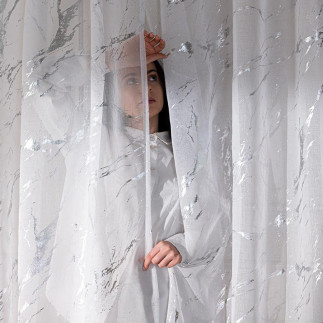 Marma firana gotowa na taśmie z ołowianką, szerokość 140cm x wysokość 250cm, kolor 001 biały ze srebrnym zdobieniem