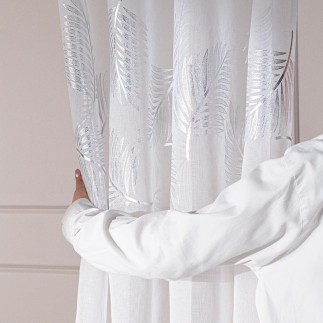 Marietta firana gotowa na taśmie, szerokość 140cm x wysokość 250cm, kolor 001 biały ze srebrnym zdobieniem