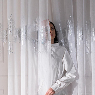 Marietta firana gotowa na taśmie, szerokość 140cm x wysokość 250cm, kolor 001 biały ze srebrnym zdobieniem