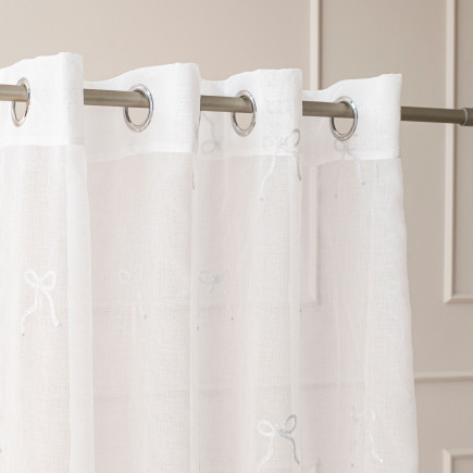 Kokardka firana gotowa na etaminie, haftowana, na srebrnych przelotkach, z ołowianką, szerokość 140 x wysokość 250cm, kolor 001