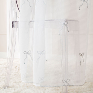 Kokardka firana gotowa na etaminie, haftowana, na srebrnych przelotkach, z ołowianką, szerokość 140 x wysokość 250cm, kolor 001 