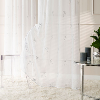 Kokardka firana gotowa na etaminie, haftowana, na taśmie, z ołowianką, szerokość 140 x wysokość 250cm, kolor 001 biały ze srebrn