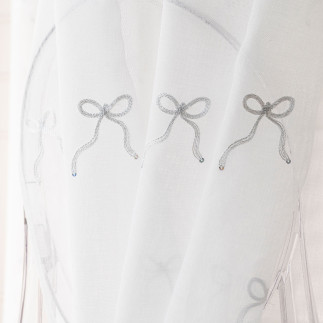 Kokardka firana gotowa na etaminie, haftowana, na taśmie, z ołowianką, szerokość 140 x wysokość 250cm, kolor 001 biały ze srebrn